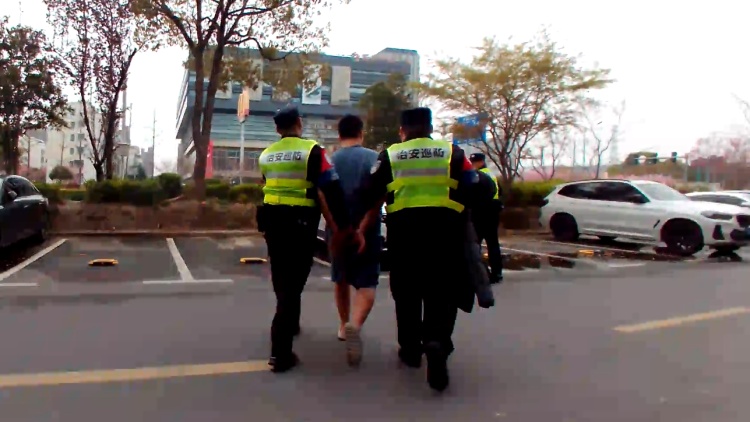 男子身无分文打车，用一条香烟抵车费！他的真实身份竟然是……上海多名受害人报案