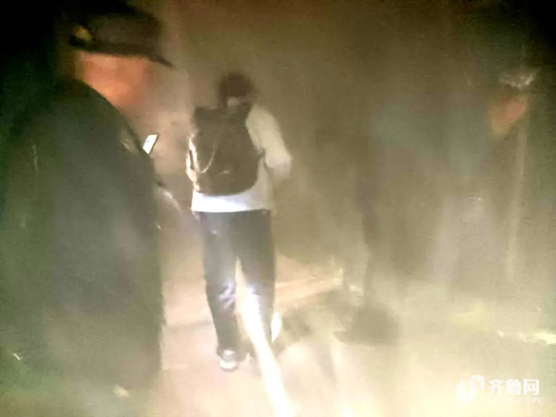 一车库因点蚊香起火！危急时刻，泰安18岁男生提起灭火器冲入浓烟……