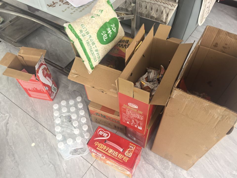 石门金家河村九旬夫妇刚被救出，泥石流就冲毁了房屋，救援人员背着老人过河
