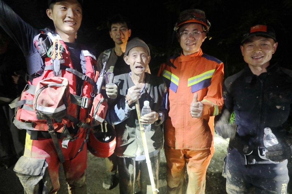 “我自己能翻一座山算一座山”，92岁老人一句“不要背”，让消防员破防了
