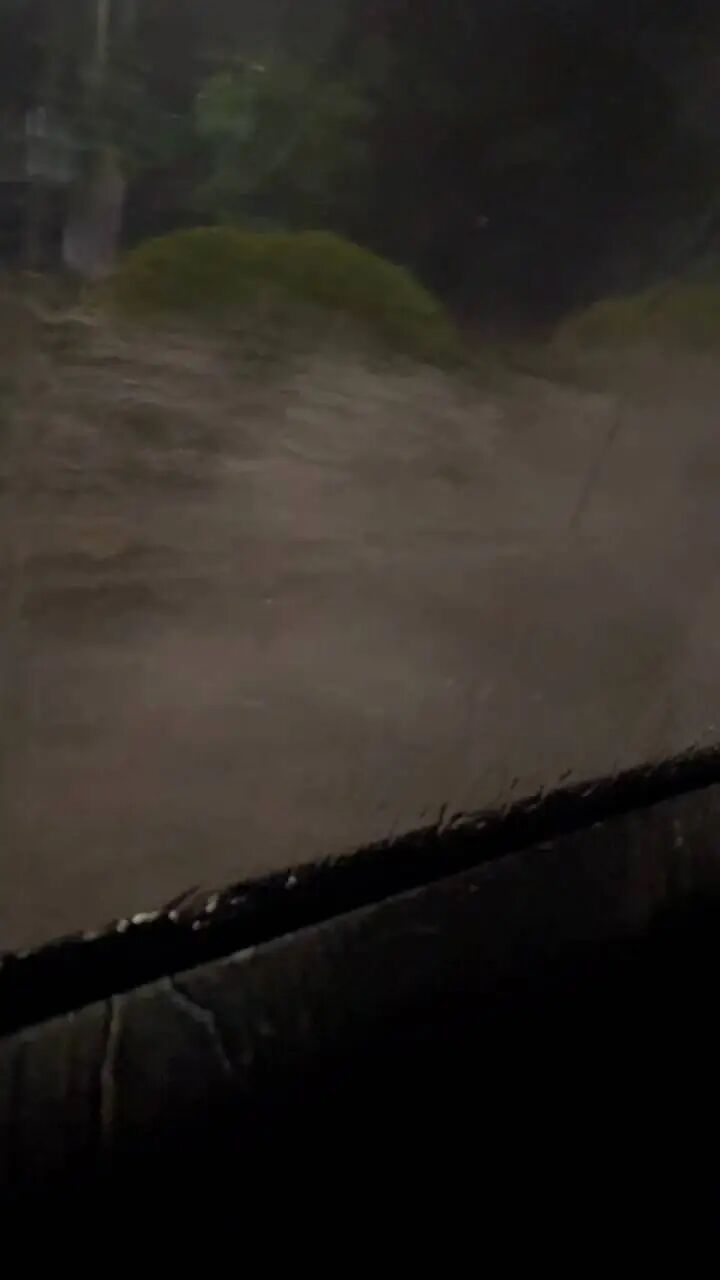 暴雨侵袭深圳！航班盘旋40分钟后备降数百公里外，目前深圳机场航班正在有序恢复