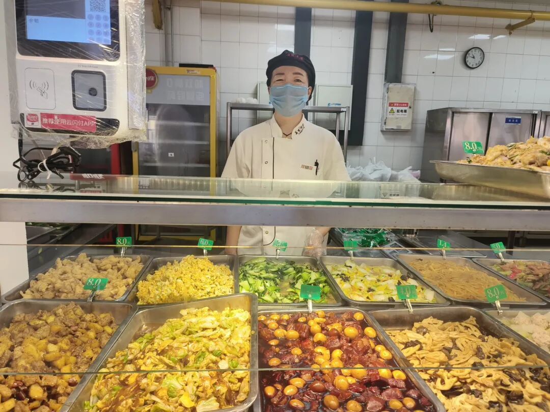 食堂阿姨成“美食博主”！评论区看饿了