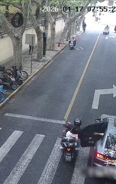 事发上海！10岁女童“开门杀”撞倒8岁女童
