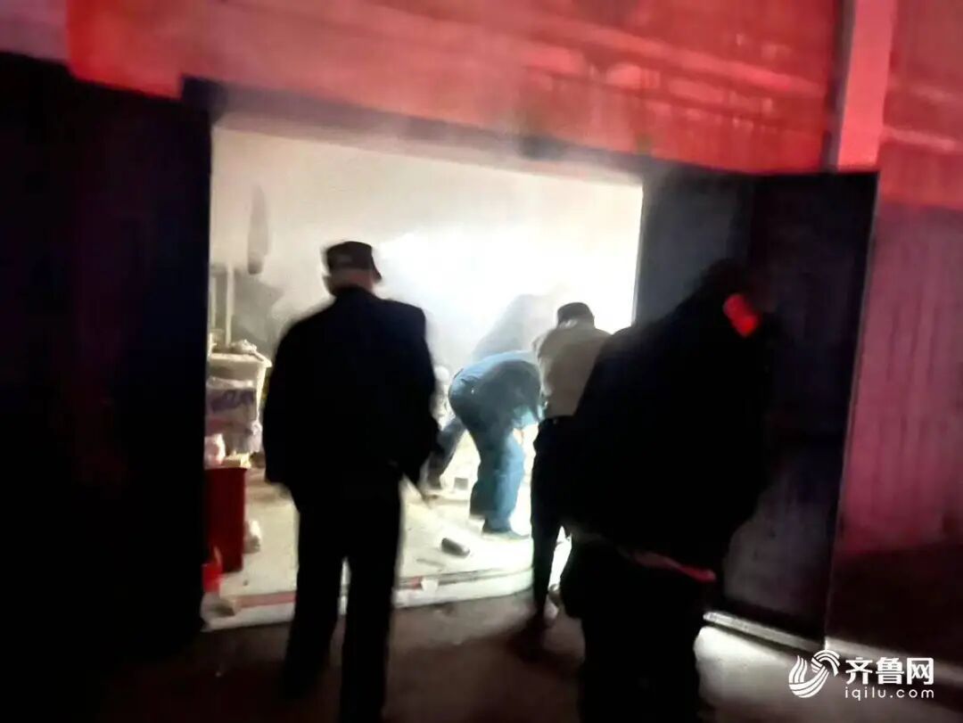 一车库因点蚊香起火！危急时刻，泰安18岁男生提起灭火器冲入浓烟……