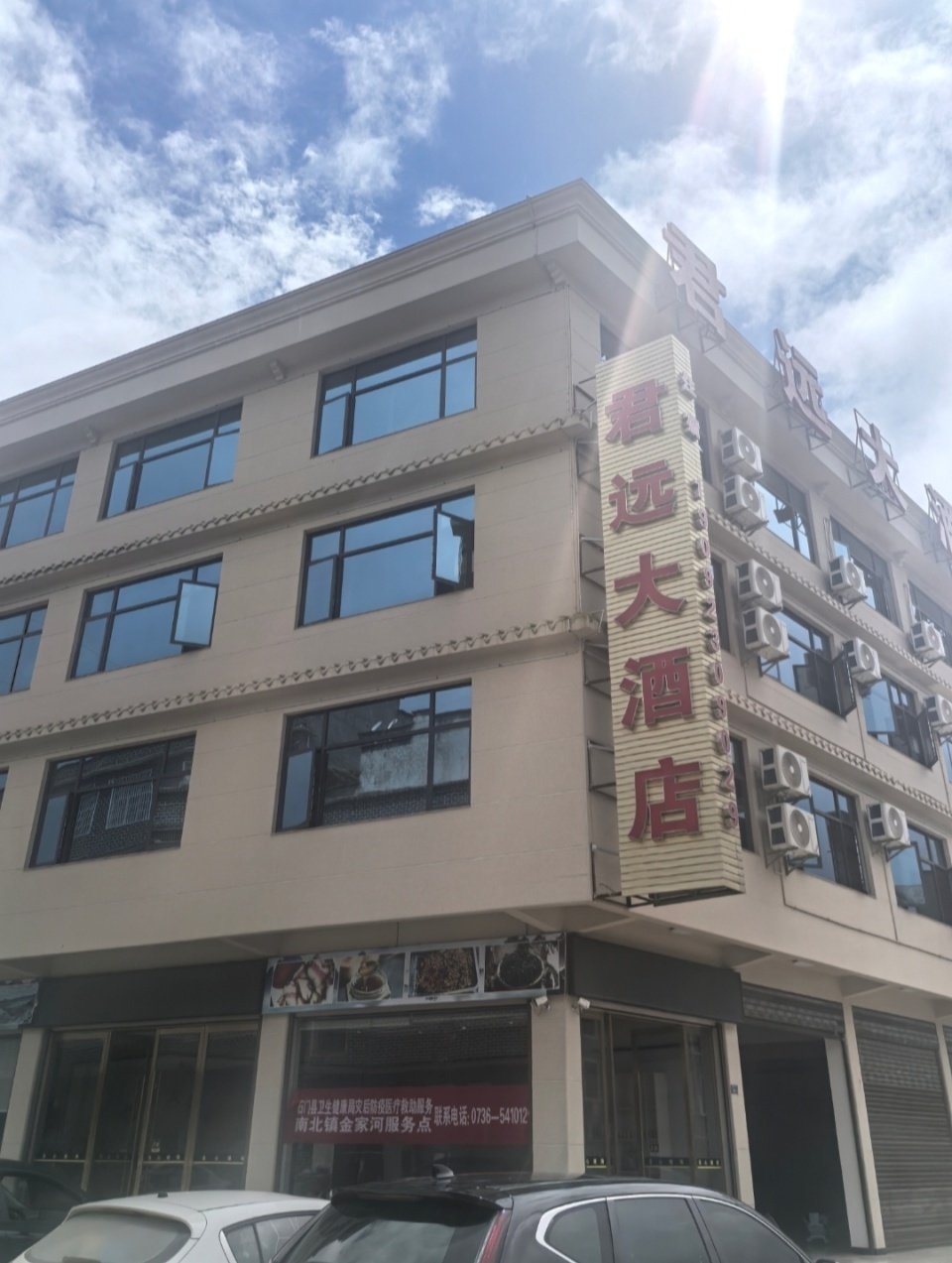 石门金家河村民讲述互助细节：村民们用两根棍绑一把椅子，两天抬了4个老人到安置点