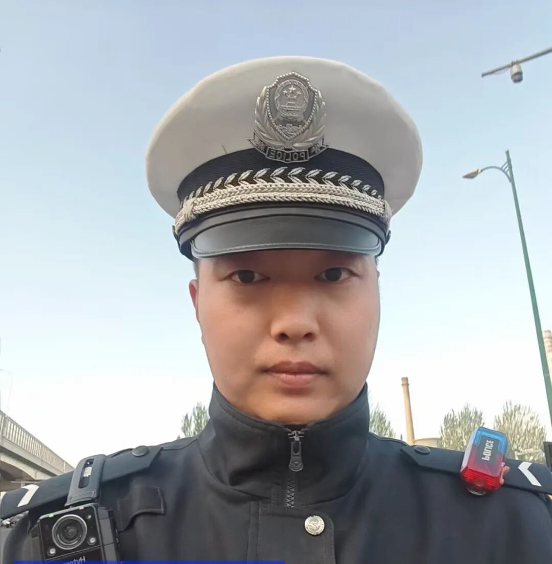 哈尔滨小男孩把黄桃罐头塞给交警，转头就跑……网友：我赌这瓶是真心罐头