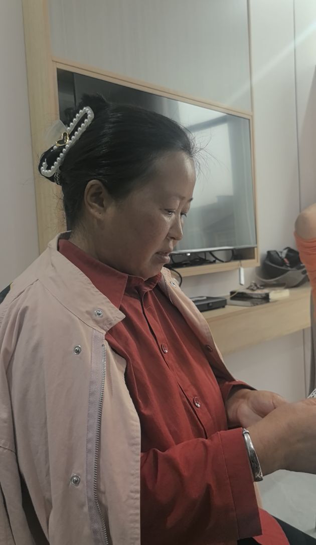 石门金家河村民讲述互助细节：村民们用两根棍绑一把椅子，两天抬了4个老人到安置点
