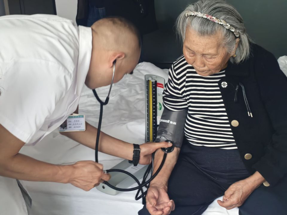 石门金家河村九旬夫妇刚被救出，泥石流就冲毁了房屋，救援人员背着老人过河