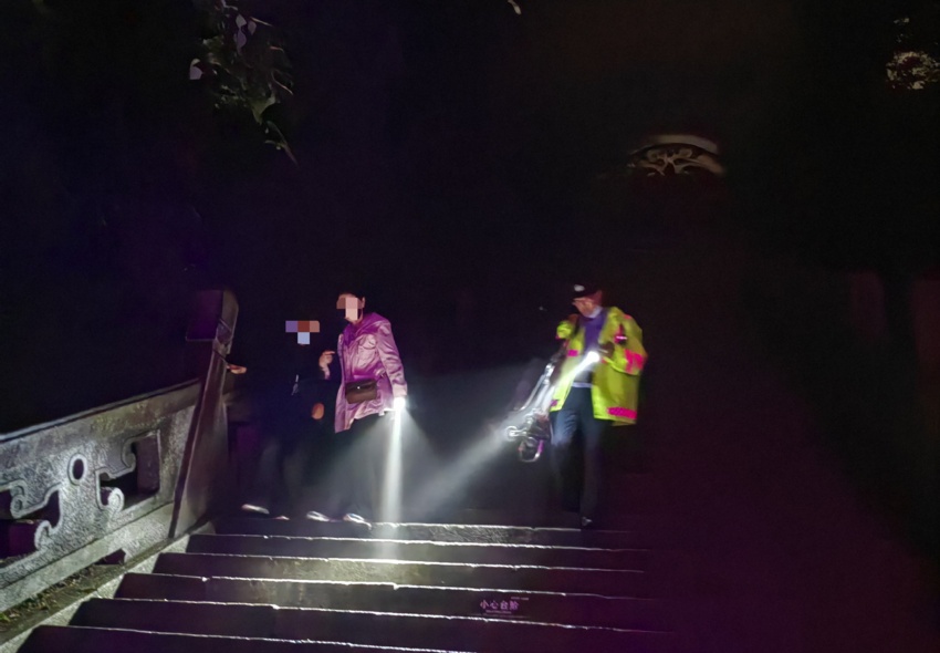 雨夜迷路锁深山，一束警灯穿透迷雾！