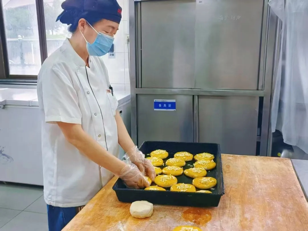 看完馋哭！海大“静姨”靠晒美食，火出圈了！网友：真想再回到大学时光……