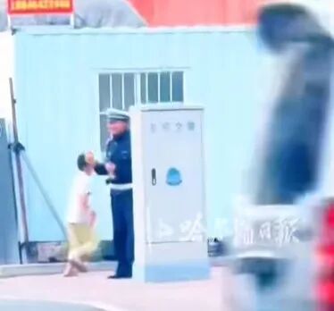 哈尔滨小男孩把黄桃罐头塞给交警，转头就跑……网友：我赌这瓶是真心罐头