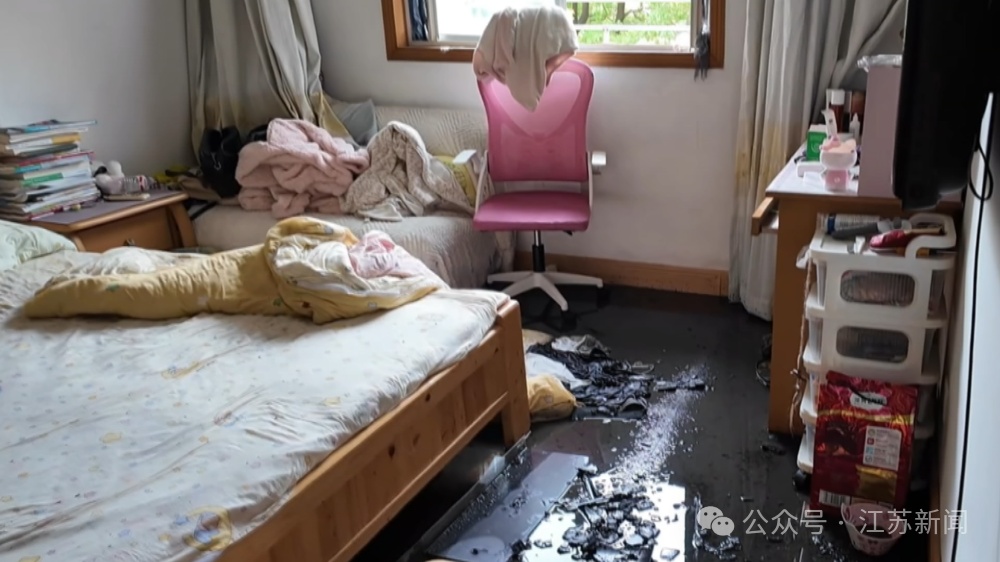 客厅烧光，隔壁房间完好！消防员：火灾发生时关门太重要