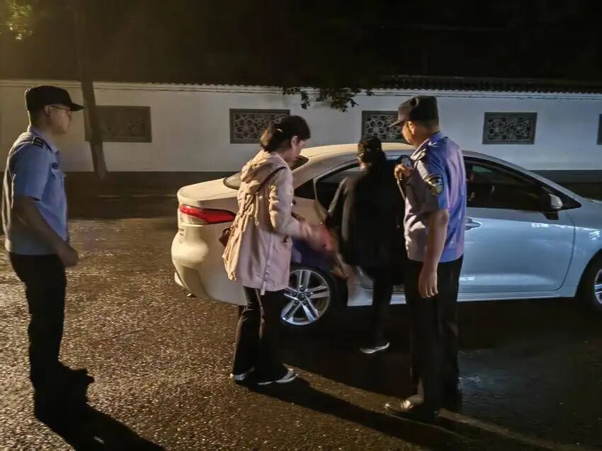 雨夜迷路锁深山，一束警灯穿透迷雾！