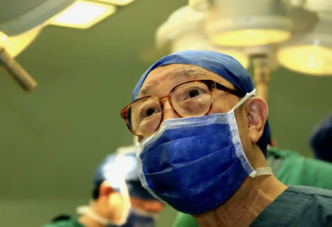 那双掰不直的手，曾把1.6万人从死神手里拉了回来