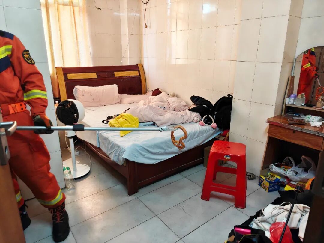 吓死了！女子在床边突然摸到金黄色长蛇，吓得冲出卧室呼救