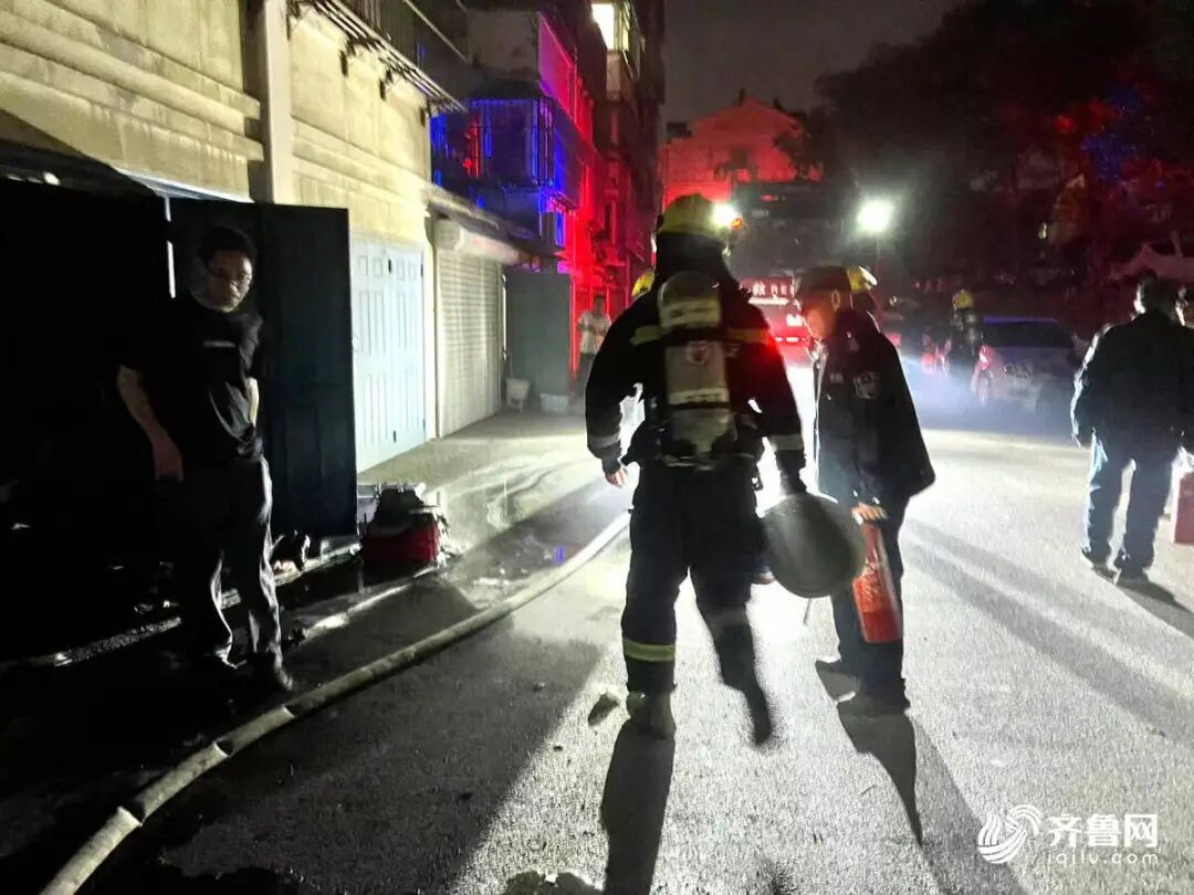 一车库因点蚊香起火！危急时刻，泰安18岁男生提起灭火器冲入浓烟……