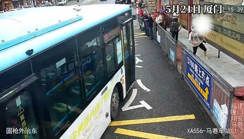 厦门马巷车站一路人突发意外摔伤，后脑勺出血意识模糊，紧急救援！