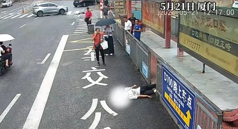 厦门马巷车站一路人突发意外摔伤，后脑勺出血意识模糊，紧急救援！