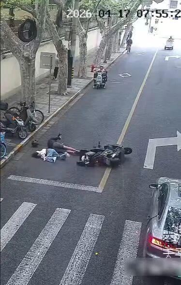 太吓人!10岁女童“开门杀”撞倒8岁女童,警方紧急提醒 太吓人!10岁女童“开门杀”撞倒8岁女童,警方紧急提醒