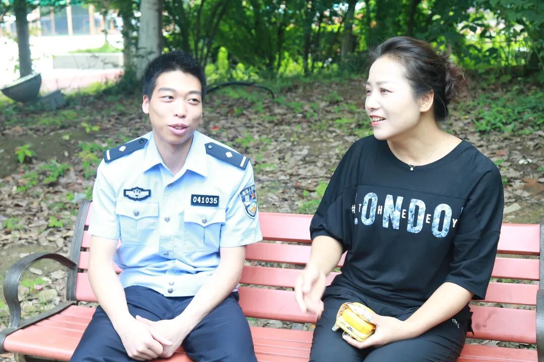 武汉民警花3天破获30元槟榔被盗案,沿街店铺老板送锦旗被婉拒,联名手写感谢信 武汉民警花3天破获30元槟榔被盗案,沿街店铺老板送锦旗被婉拒,联名手写感谢信