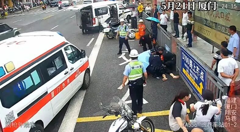 厦门马巷车站一路人突发意外摔伤，后脑勺出血意识模糊，紧急救援！