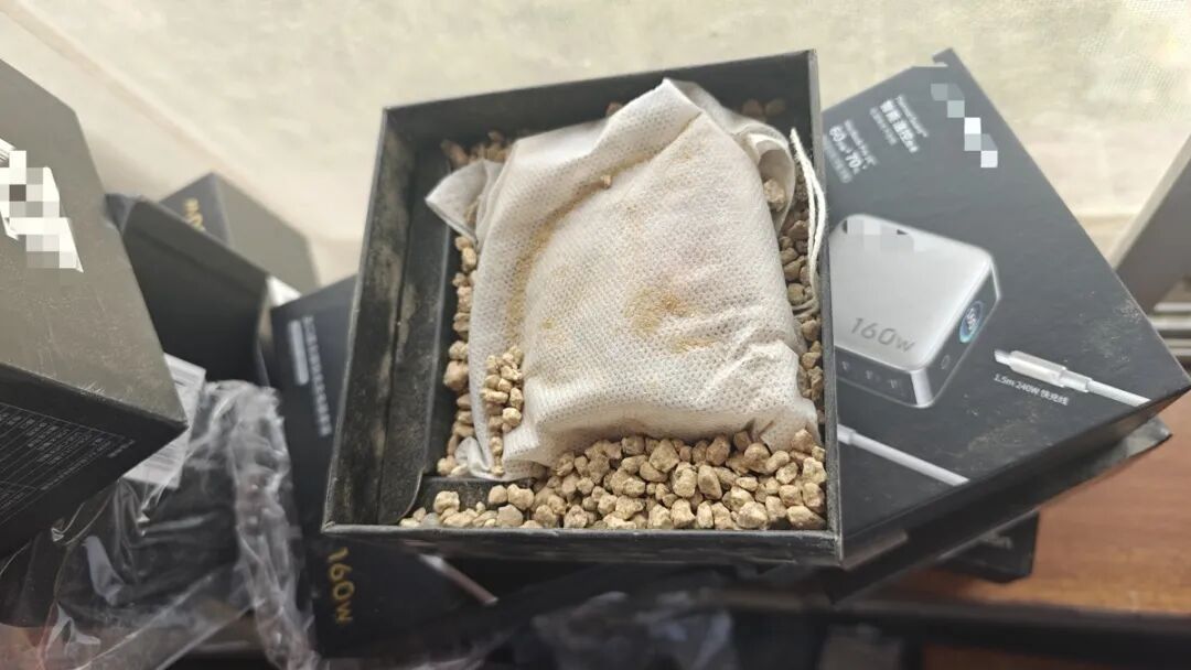 男子网购18个充电器退货时调包成18盒沙子，卖家往返3400公里上门维权，“实在不甘心”