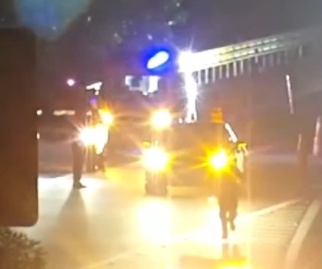 时速120公里突然刹车失灵,男子绝望报警,三地交警接力营救,获救后当事人激动跪下 时速120公里突然刹车失灵,男子绝望报警,三地交警接力营救,获救后当事人激动跪下