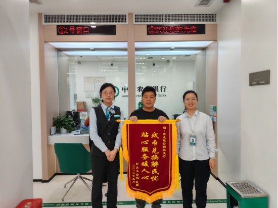 家中突发大火,多年积蓄烧成黑炭!银行员工精细“拼图”大半个月,拼回4万多现金 家中突发大火,多年积蓄烧成黑炭!银行员工精细“拼图”大半个月,拼回4万多现金