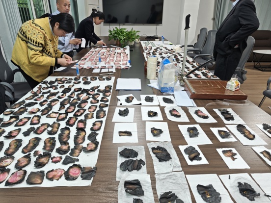 家中突发大火,多年积蓄烧成黑炭!银行员工精细“拼图”大半个月,拼回4万多现金 家中突发大火,多年积蓄烧成黑炭!银行员工精细“拼图”大半个月,拼回4万多现金