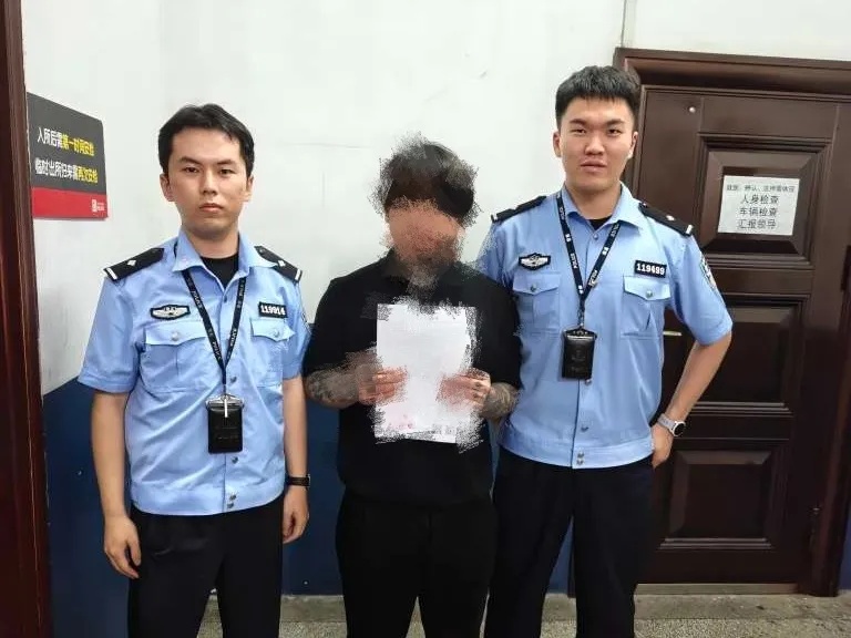 浙江男子在出租屋内被警方当场抓获,检测阳呈性!现场还查获烟杆、烟弹、烟弹底座 浙江男子在出租屋内被警方当场抓获,检测阳呈性!现场还查获烟杆、烟弹、烟弹底座
