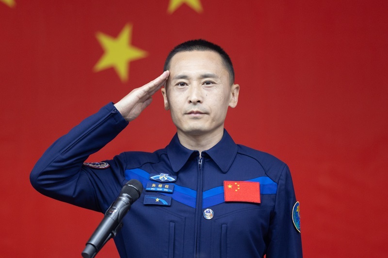 神舟二十三号航天员乘组首次集体亮相 神舟二十三号航天员乘组首次集体亮相