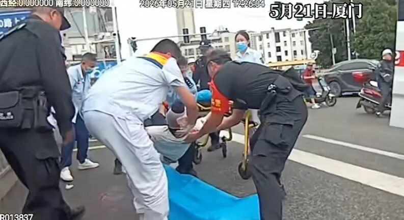 厦门马巷车站一路人突发意外摔伤，后脑勺出血意识模糊，紧急救援！