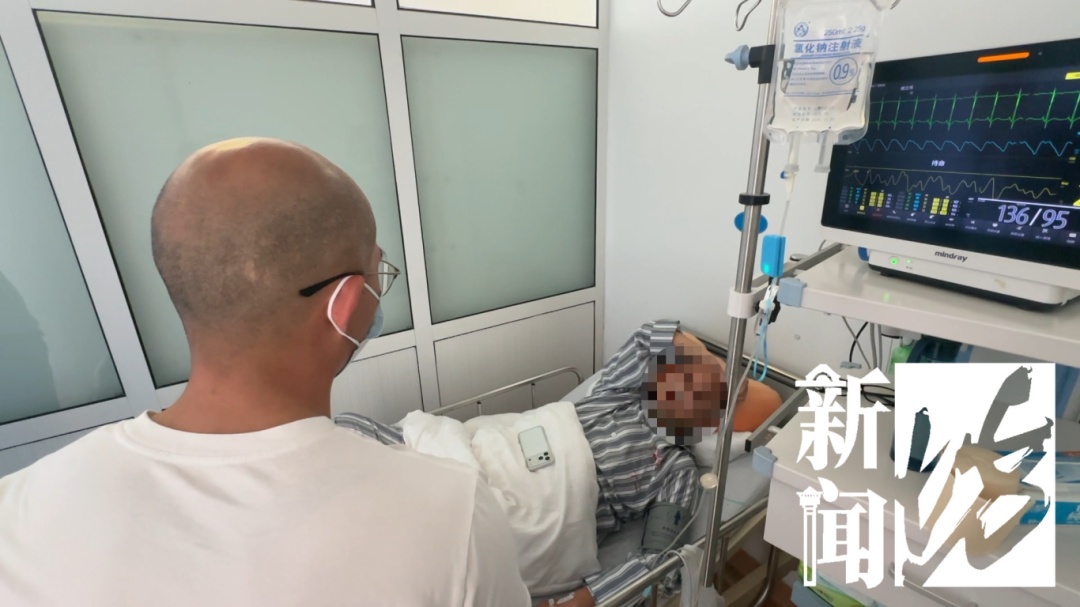 上海一男子突然直直倒地，失去意识！医生：功劳最大的是这个动作！
