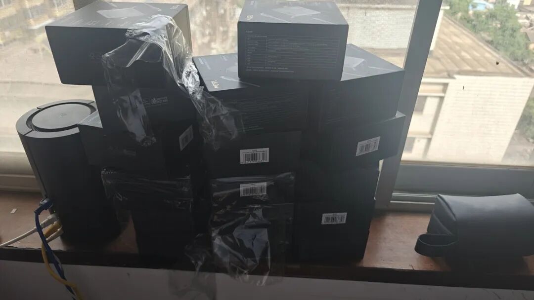 男子网购18个充电器退货时调包成18盒沙子，卖家往返3400公里上门维权，“实在不甘心”