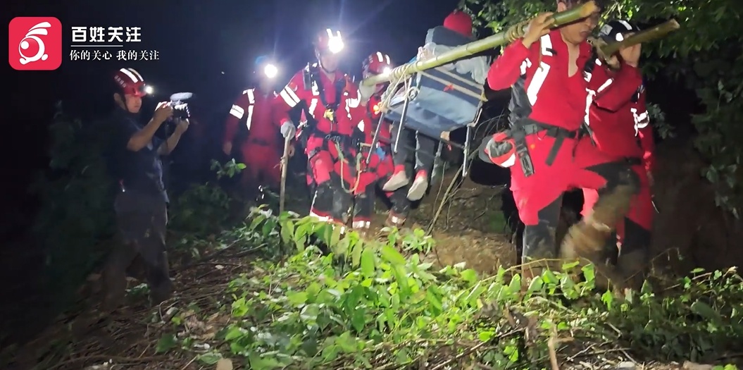 村庄遭遇泥石流,多名老人被困,救援队徒步9小时用担架将老人抬下山 村庄遭遇泥石流,多名老人被困,救援队徒步9小时用担架将老人抬下山