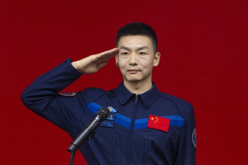 神舟二十三号航天员乘组首次集体亮相 神舟二十三号航天员乘组首次集体亮相