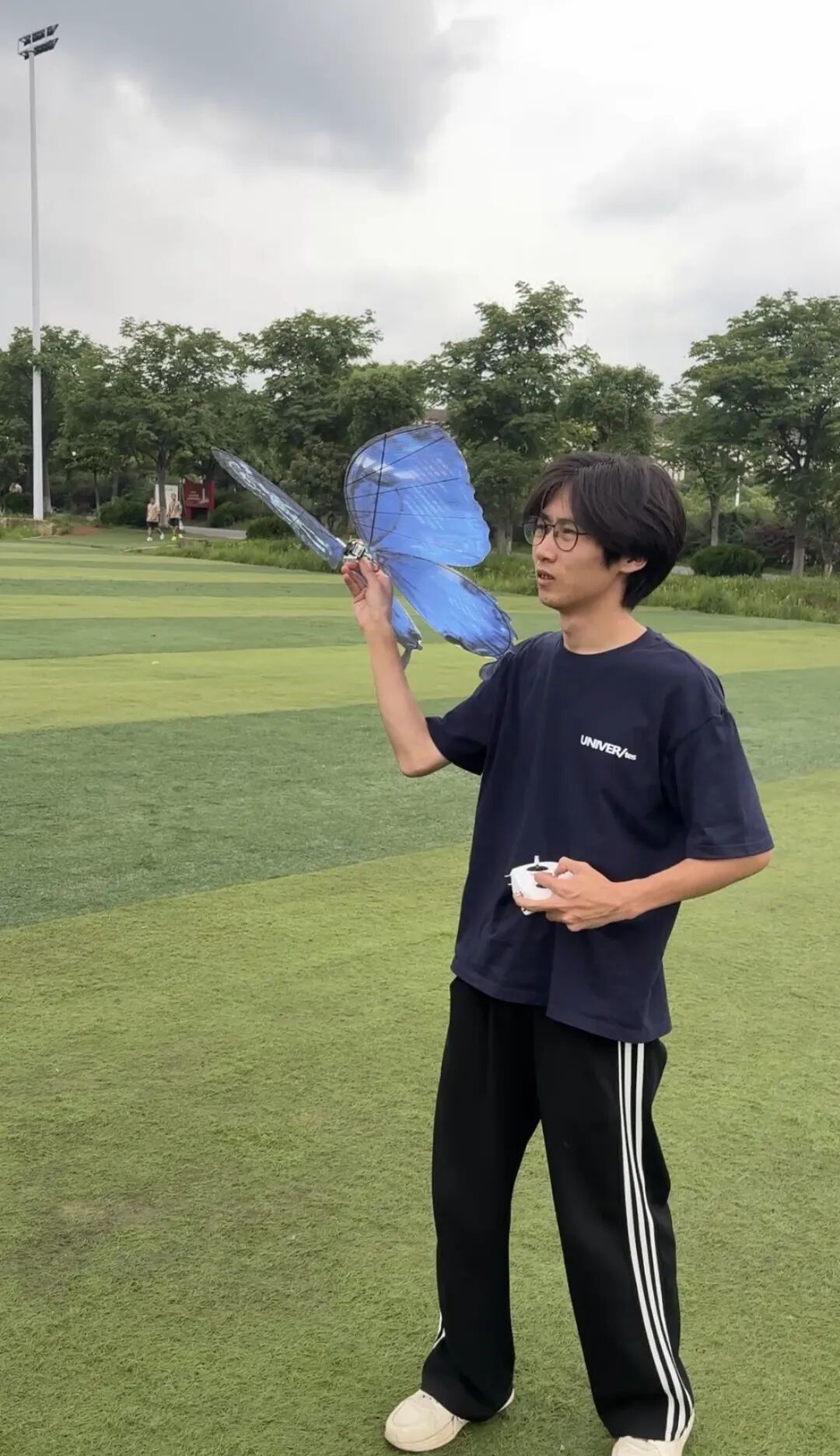 武汉21岁大学生“手搓”蝴蝶,被婚庆公司抢着要:每只1500元,有客户一口气打包10套 武汉21岁大学生“手搓”蝴蝶,被婚庆公司抢着要:每只1500元,有客户一口气打包10套