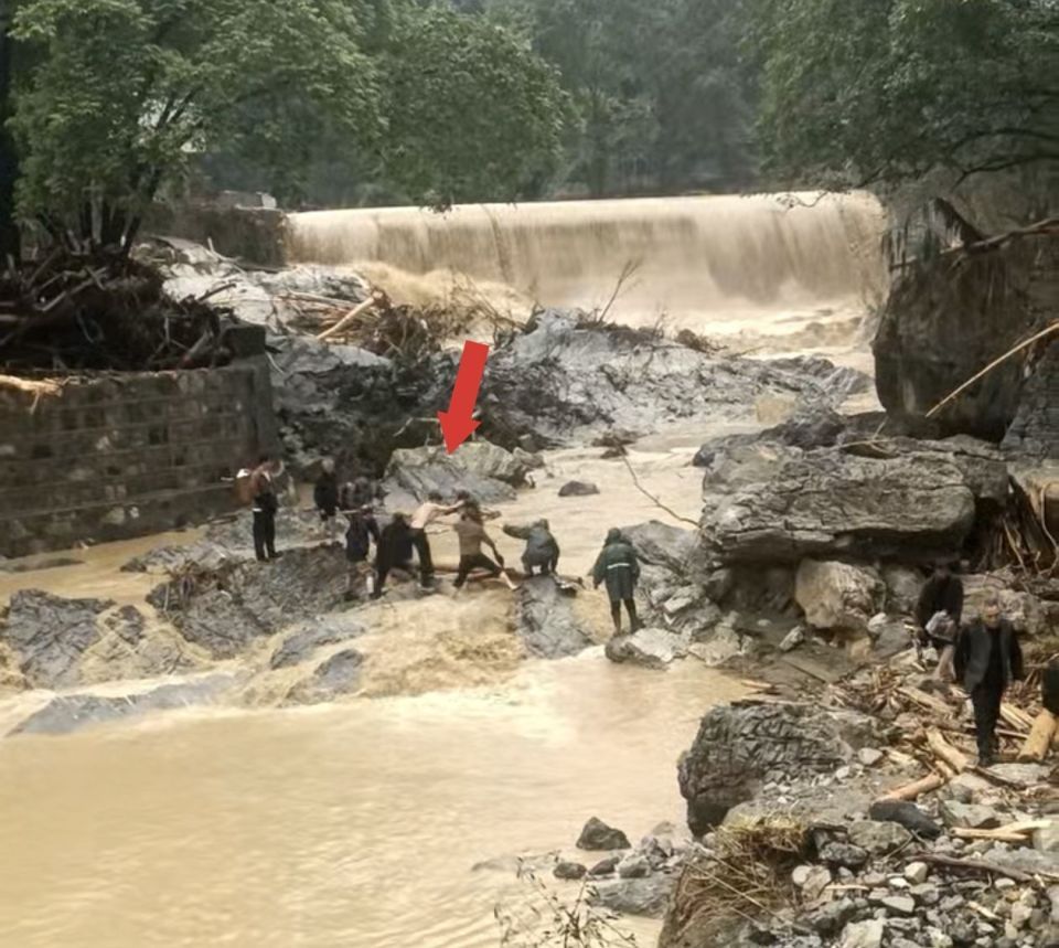 山洪来袭,石门一高中生和父亲逐户敲门叫醒邻居,让村民踩他大腿肩膀过河,当事人讲述 山洪来袭,石门一高中生和父亲逐户敲门叫醒邻居,让村民踩他大腿肩膀过河,当事人讲述