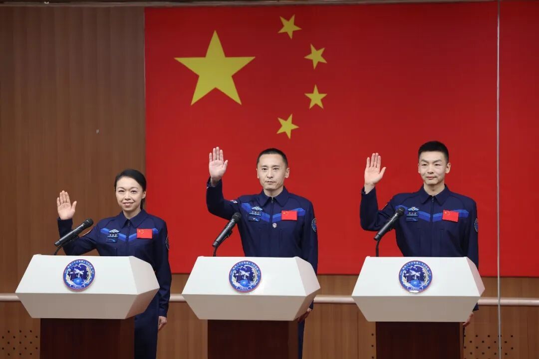 女航天员黎家盈简历公布：80后，博士学位，香港警司！是三个孩子的母亲，选拔时身高刚好“压线”！李家超：感谢国家支持和信任