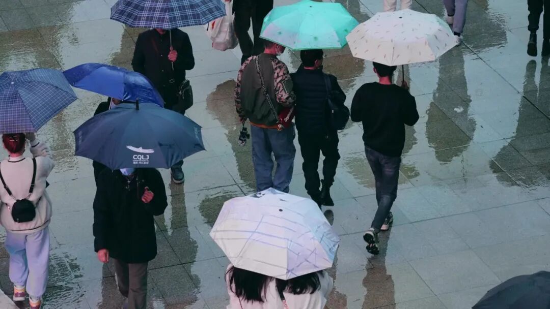 下雨天,一市民在酒店门口摔倒致骨折,鉴定十级伤残,谁该担责?北京法院判决 下雨天,一市民在酒店门口摔倒致骨折,鉴定十级伤残,谁该担责?北京法院判决