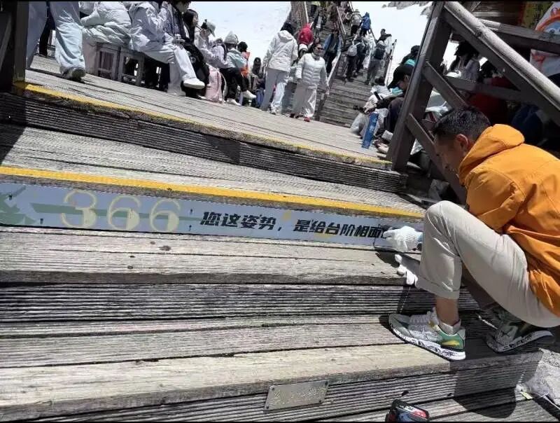 玉龙雪山“菜就多练”等标语被指嘲讽游客,景区:已拆除,今后以提醒为主 玉龙雪山“菜就多练”等标语被指嘲讽游客,景区:已拆除,今后以提醒为主