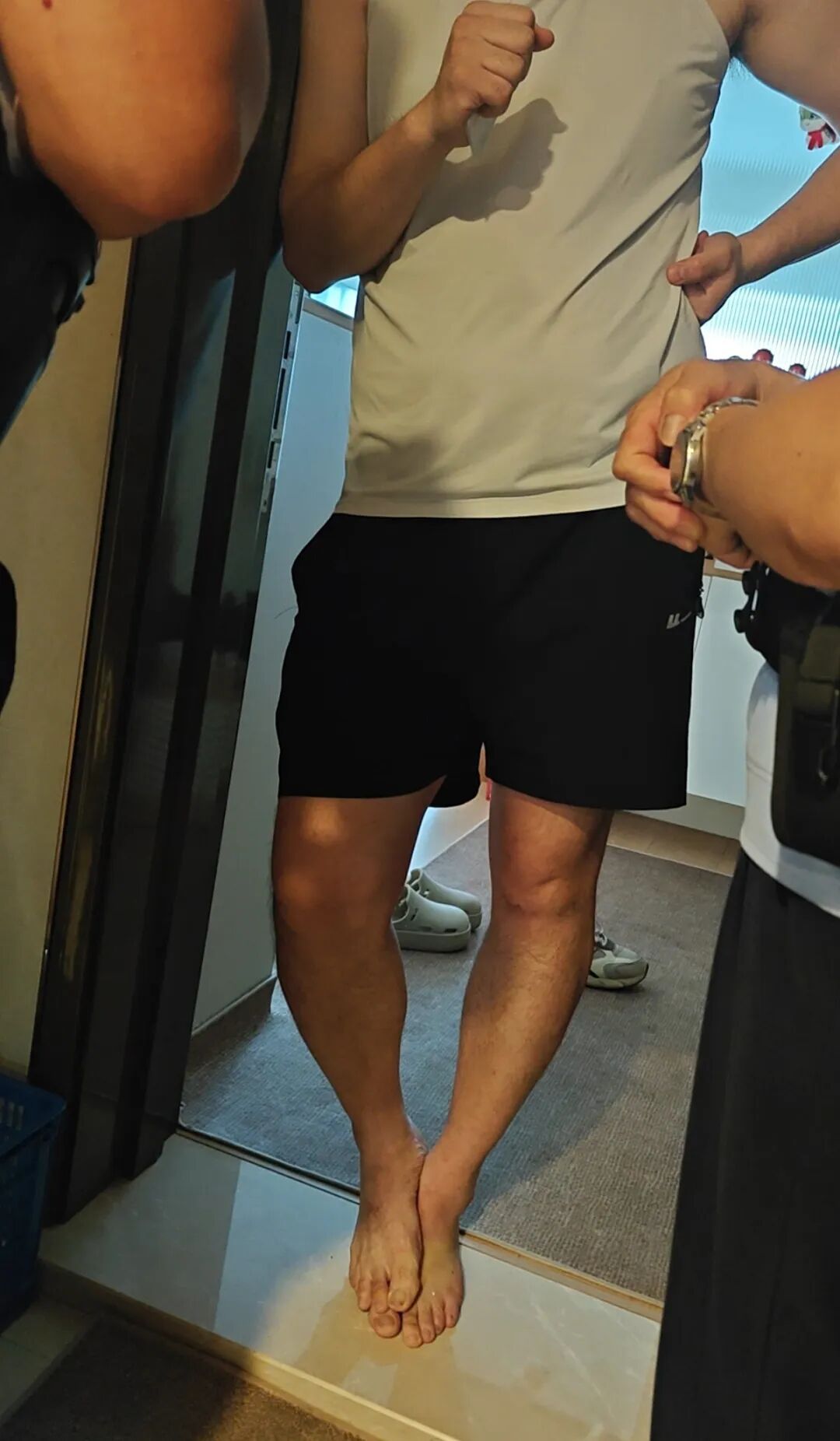 男子网购18个充电器退货时调包成18盒沙子，卖家往返3400公里上门维权，“实在不甘心”