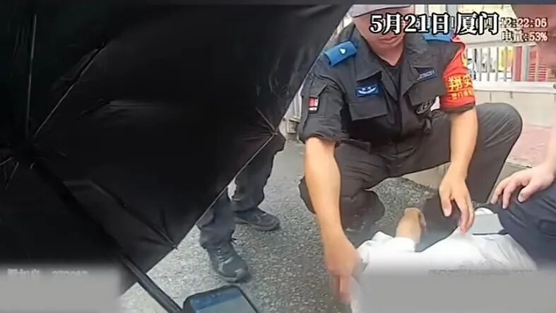 厦门马巷车站一路人突发意外摔伤，后脑勺出血意识模糊，紧急救援！
