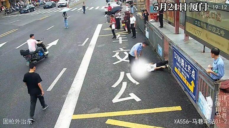厦门马巷车站一路人突发意外摔伤，后脑勺出血意识模糊，紧急救援！