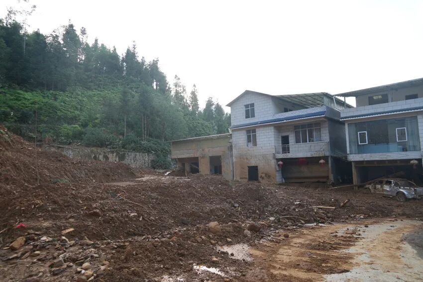 半小时安全撤离60人,那个“泥人”是组长 半小时安全撤离60人,那个“泥人”是组长
