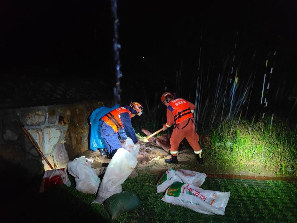 湘潭雨湖区消防救援大队连夜处置鹤岭镇晶鑫村泥石流险情 湘潭雨湖区消防救援大队连夜处置鹤岭镇晶鑫村泥石流险情