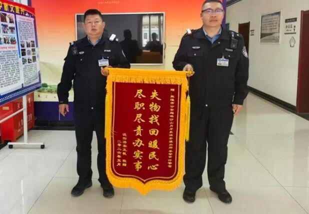 深夜徒手刨沙，他们火了！