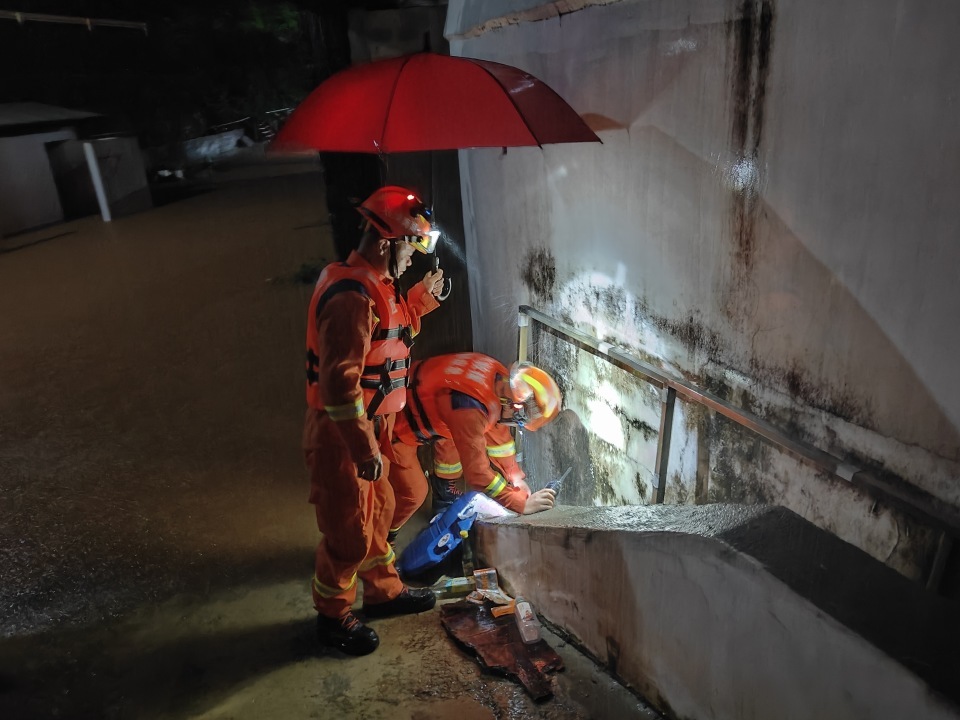 湘潭雨湖区消防救援大队连夜处置鹤岭镇晶鑫村泥石流险情 湘潭雨湖区消防救援大队连夜处置鹤岭镇晶鑫村泥石流险情