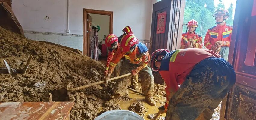 半小时安全撤离60人,那个“泥人”是组长 半小时安全撤离60人,那个“泥人”是组长