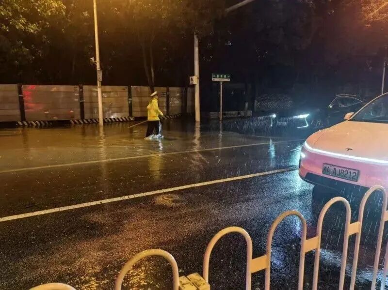 一条凌晨两点半的感谢短信,发给了在街头彻夜淋雨的他 一条凌晨两点半的感谢短信,发给了在街头彻夜淋雨的他